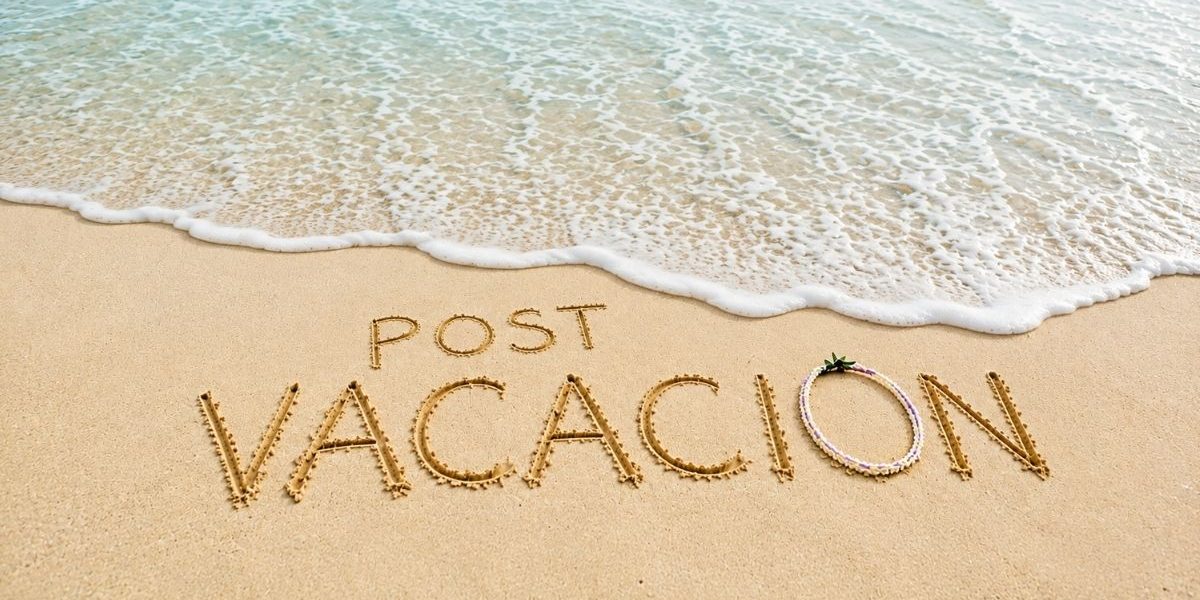 Estrés postvacacional Una playa que indica que las personas vuelven a la rutina diaria